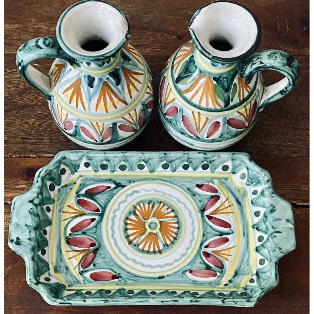 Vintage Italian Ravello Majolica Art Pottery Oil‎ & Vinegar Cruets w/Underplate